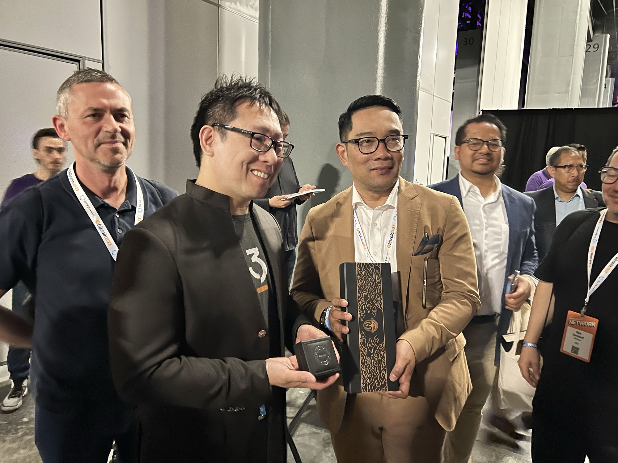 Samson Mow and Governor Ridwan Kamil of Indonesia exchanging gifts at Bitcoin 2023 in Miami